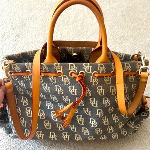 Hardly used Dooney & Bourke purse. Very good quality and value.